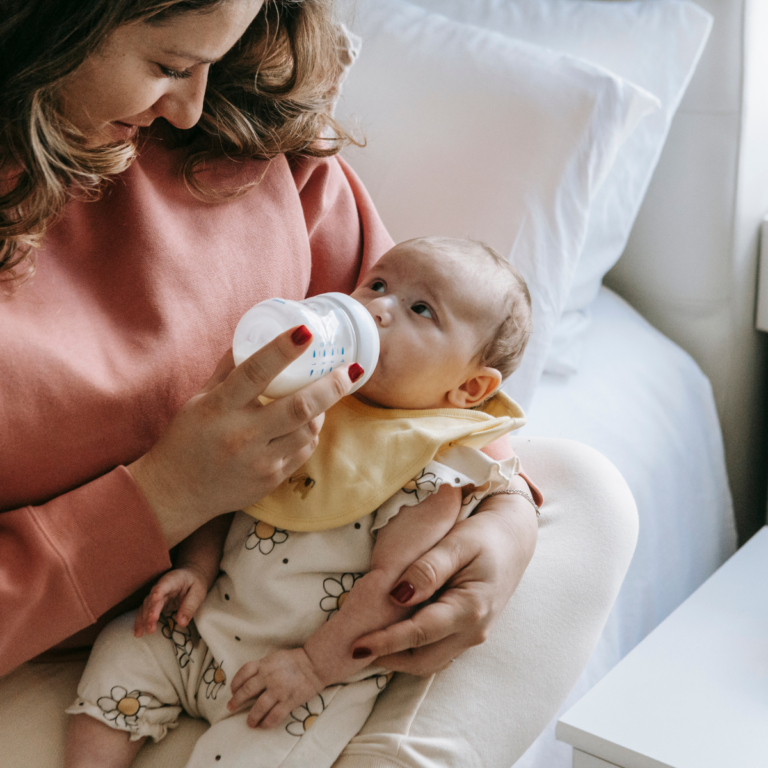 Rozwój dziecka w pierwszym roku życia – miesiąc po miesiącu